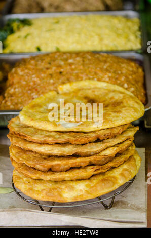 Uyghur Essen Braten Nang flache Brot muslimischen Viertel Markt, Xian, China. Stockfoto