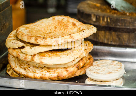 Uyghur Essen Braten Nang flache Brot muslimischen Viertel Markt, Xian, China. Stockfoto