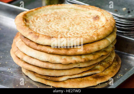 Uyghur Essen Braten Nang flache Brot muslimischen Viertel Markt, Xian, China. Stockfoto