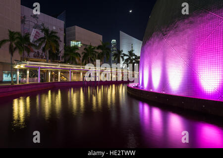 Außenbereich der beleuchteten Hong Kong Space Museum in der Nacht in Tsim Sha Tsui, Kowloon, Hong Kong, China und Hong Kong Museum of Art. Stockfoto