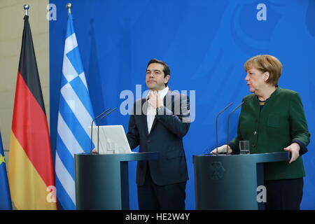 Berlin, Deutschland. 16. Dezember 2016. Bundeskanzlerin Merkel empfängt den griechischen Premierminister Alexis Tsipras, im Kanzleramt, über internationale und Euro-politische Themen zu diskutieren. © Simone Kuhlmey/Pacific Press/Alamy Live-Nachrichten Stockfoto