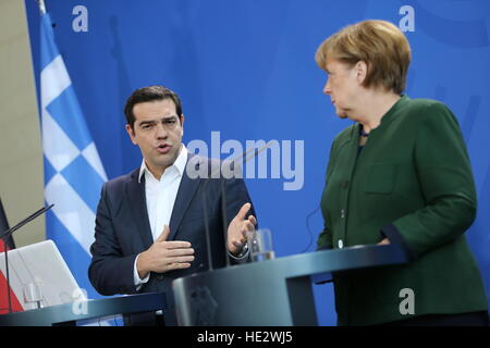 Berlin, Deutschland. 16. Dezember 2016. Bundeskanzlerin Merkel empfängt den griechischen Premierminister Alexis Tsipras, im Kanzleramt, über internationale und Euro-politische Themen zu diskutieren. © Simone Kuhlmey/Pacific Press/Alamy Live-Nachrichten Stockfoto