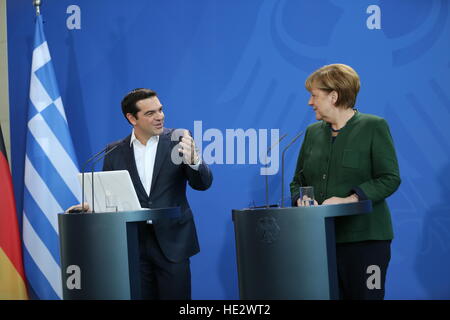 Berlin, Deutschland. 16. Dezember 2016. Bundeskanzlerin Merkel empfängt den griechischen Premierminister Alexis Tsipras, im Kanzleramt, über internationale und Euro-politische Themen zu diskutieren. © Simone Kuhlmey/Pacific Press/Alamy Live-Nachrichten Stockfoto