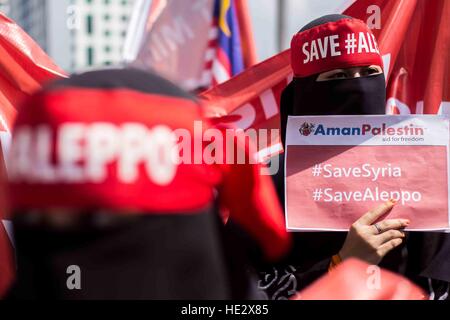 Kuala Lumpur, Malaysia. 16. Dezember 2016. Menschen versammelten sich vor der russischen Botschaft in Kuala Lumpur eine Totenwache in Solidarität mit den Menschen in Aleppo zu halten. Die Demonstration ruft auf dem Weltmarkt, die Brutalität Aktionen gegen Zivilisten in Aleppo und in der gesamten Region von Syrien zu verurteilen. © Ady Abd Ropha/Pacific Press/Alamy Live-Nachrichten Stockfoto