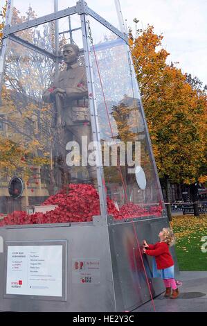 Eine Skulptur aus dem ersten Weltkrieg wurde in Glasgow als Teil Schottlands Poppy Anziehungskraft vorgestellt. 23 Fuß reisen Statue, "Jeder Mann in Erinnerung" zeigt die Figur des unbekannten Soldaten in Messing stehend auf einem Block aus Kalkstein von in der Nähe der Somme, der Schauplatz einer der blutigsten Schlachten des Krieges. Die Skulptur ist eingehüllt in Glas mit Hunderten von Mohn, die es im Umlauf. Es ist das erste Mal wurde die Statue enthüllt in Schottland, nachdem zuvor auf der Messe in London und Cardiff gegangen. Designed by Künstler Mark Humphrey, ist das Kunstwerk Teil einer vier-Jahres-Kampagne zur ho Stockfoto