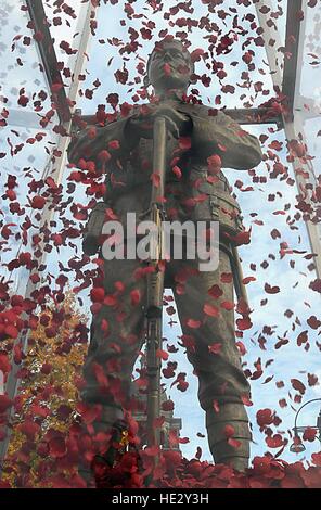 Eine Skulptur aus dem ersten Weltkrieg wurde in Glasgow als Teil Schottlands Poppy Anziehungskraft vorgestellt. 23 Fuß reisen Statue, "Jeder Mann in Erinnerung" zeigt die Figur des unbekannten Soldaten in Messing stehend auf einem Block aus Kalkstein von in der Nähe der Somme, der Schauplatz einer der blutigsten Schlachten des Krieges. Die Skulptur ist eingehüllt in Glas mit Hunderten von Mohn, die es im Umlauf. Es ist das erste Mal wurde die Statue enthüllt in Schottland, nachdem zuvor auf der Messe in London und Cardiff gegangen. Designed by Künstler Mark Humphrey, ist das Kunstwerk Teil einer vier-Jahres-Kampagne zur ho Stockfoto