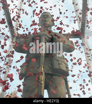 Eine Skulptur aus dem ersten Weltkrieg wurde in Glasgow als Teil Schottlands Poppy Anziehungskraft vorgestellt. 23 Fuß reisen Statue, "Jeder Mann in Erinnerung" zeigt die Figur des unbekannten Soldaten in Messing stehend auf einem Block aus Kalkstein von in der Nähe der Somme, der Schauplatz einer der blutigsten Schlachten des Krieges. Die Skulptur ist eingehüllt in Glas mit Hunderten von Mohn, die es im Umlauf. Es ist das erste Mal wurde die Statue enthüllt in Schottland, nachdem zuvor auf der Messe in London und Cardiff gegangen. Designed by Künstler Mark Humphrey, ist das Kunstwerk Teil einer vier-Jahres-Kampagne zur ho Stockfoto