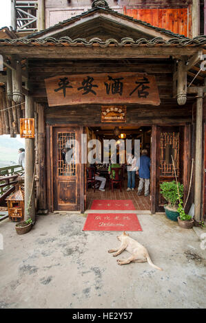 Lodge Inn Hotel in Longsheng Reisterrassen Longji Dragon Wirbelsäule Reisfelder Felder am Hang Longsheng, Guilin, Guangxi, China. Stockfoto