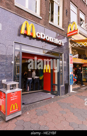 AMSTERDAM, Niederlande - McDonalds Fastfood-Restaurant, auf dem Damrak. Stockfoto