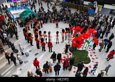 Verteidigungsminister trifft Mitglieder der bewaffneten Kräfte an der Waterloo Station, sammeln für den Mohn Appell zugunsten der Royal British Legion.  Mitwirkende: Atmosphäre wo: London, Vereinigtes Königreich bei: 3. November 2016 Stockfoto