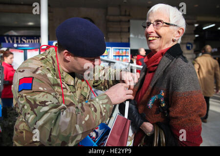 Verteidigungsminister trifft Mitglieder der bewaffneten Kräfte an der Waterloo Station, sammeln für den Mohn Appell zugunsten der Royal British Legion.  Mitwirkende: Atmosphäre wo: London, Vereinigtes Königreich bei: 3. November 2016 Stockfoto