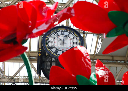 Verteidigungsminister trifft Mitglieder der bewaffneten Kräfte an der Waterloo Station, sammeln für den Mohn Appell zugunsten der Royal British Legion.  Mitwirkende: Atmosphäre wo: London, Vereinigtes Königreich bei: 3. November 2016 Stockfoto