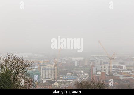 Baukräne im Nebel auf große kommerzielle Entwicklungsprojekt. In Lincoln, England. Stockfoto