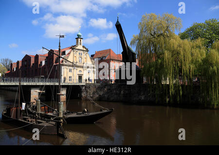 Blick von stintmarkt über Ilmenau Fluss, alten Hafen Viertel, Lüneburg, Lüneburg, Niedersachsen, Deutschland, Europa Stockfoto