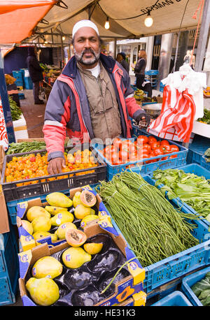 BIJLMER, AMSTERDAM, Niederlande - Immigrant Gemüsehändler in Bijlmer, ein Immigrantengemeinschaft im Südosten Amsterdam. Stockfoto