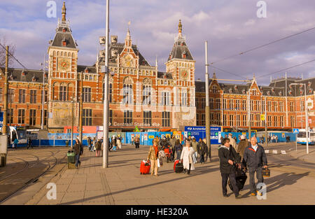 AMSTERDAM, Niederlande - Menschen an der Centraal Station. Stockfoto