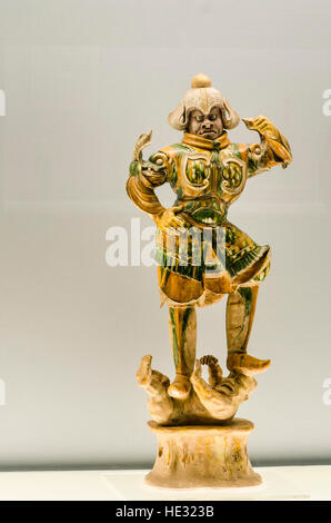 Alten Polychrom glasierte Porzellan Keramik-Keramik himmlischen Wächter Figur Statue Ausstellung im Shanghai Museum Shanghai China. Stockfoto