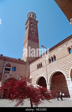 Italien, Veneto, Verona, Palazzo della Ragione Courtyard Lamperti Turm Stockfoto