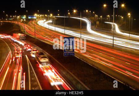 Ein Blick auf den Verkehr um die Darenth Interchange auf der Autobahn M25 in der Nähe von Dartford in Kent. Stockfoto