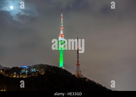 Seoul Tower mit Vollmond am Namsan Berg in Seoul, Südkorea. Stockfoto