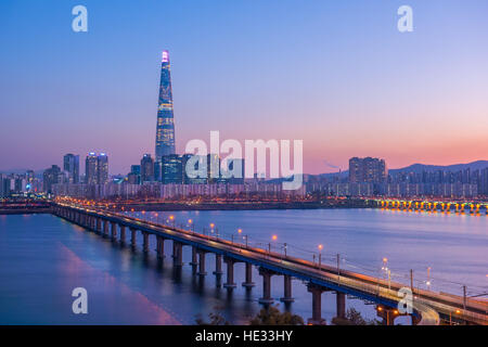 Seoul U-Bahn und Lotte Tower bei Nacht, Südkorea Stockfoto