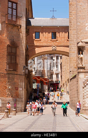 Eine Straße in Toledo, Spanien mit einem überdachten Bogen Stockfoto