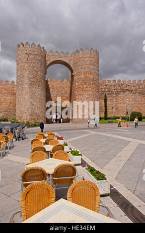 Ein Café an einem Platz außerhalb der Stadtmauern von Ávila, Spanien Stockfoto