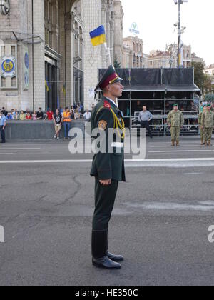Junger Soldat ist immer bereit für militärische Parade in Kiew, Ukraine Stockfoto