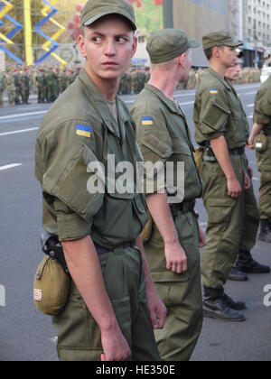 Junge ukrainische Soldaten bereiten sich auf eine Militärparade in Kiew, Ukraine, vor Stockfoto