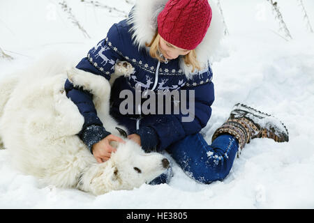 Samojede husky mit Besitzer Stockfoto