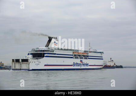 Brittany Ferries Cap Finisterre Ankunft im Hafen von Portsmouth an einem grauen Wintertag. Bewegung nach rechts gehen Weg Heck Schuss. Stockfoto