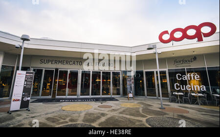 Coop Italia, Italiens größte Supermarkt-Kette, hat zusammen mit Accenture, die Customer Experience im neuen Shop neu zu erfinden Stockfoto