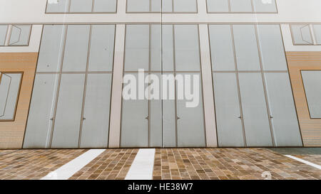 Moderner Gerüstbau Abdeckung auf ein Gebäude, eine bessere Ambiente bieten Stockfoto