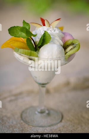 Eis in ein Glas mit Früchten und Minze hautnah Stockfoto