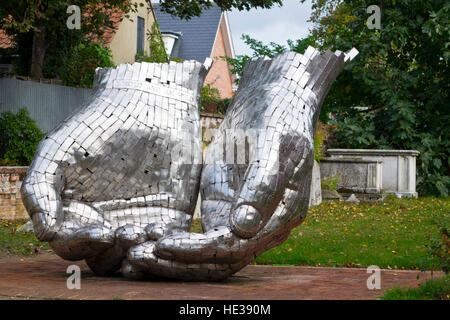 Riesen Hände Skulptur von Rick Kirby Woodbridge Kai Kirche helfen Stockfoto