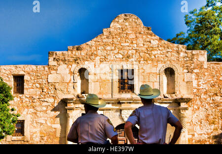 Missionen San Antonio, Texas Rangers bewachen The Alamo (AKA Mission San Antonio de Valero), State Historic Site Stockfoto