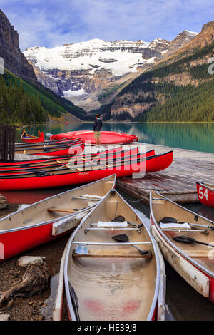 Roten Kanus zu vermieten neben der Dock am Bootshaus Lake Louise im Banff Nationalpark Alberta Kanada Stockfoto