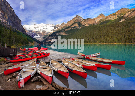 Roten Kanus zu vermieten neben der Dock am Bootshaus Lake Louise im Banff Nationalpark Alberta Kanada Stockfoto