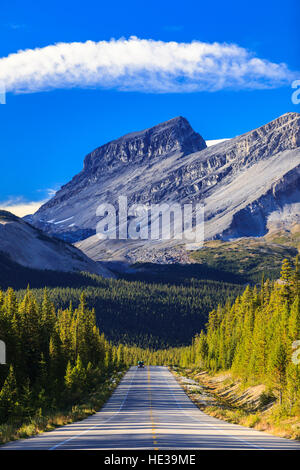 Sehen Sie Nord auf der Autobahn verbindet Banff-Nationalpark, Jasper-Nationalpark in Alberta, Kanada. Stockfoto