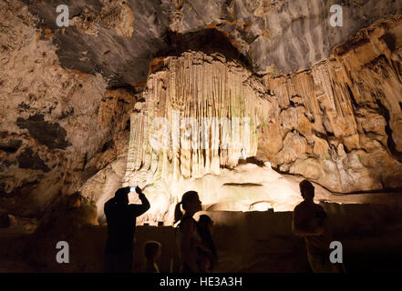 Touristen besuchen den Cango Caves, Oudsthoorn, der Karoo, Südafrika Stockfoto