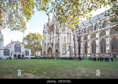 London UK, Schülergruppen in der Schlange am Westminster Abbey treten Stockfoto