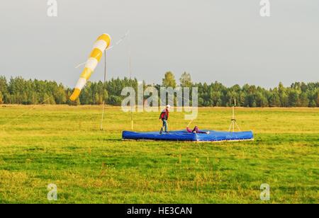 Fallschirmspringer - 2014. Kinder am Flugplatz. Stockfoto