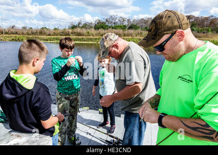 Florida, Süd, Everglades, Alligator Alley, Familie Familien Eltern Eltern Kind Kinder, Angeln, Vater Vater Vater, Sohn, Tochter, männliche Jungen Jungen Jungen Jungen Jungen Kind Kinder Stockfoto