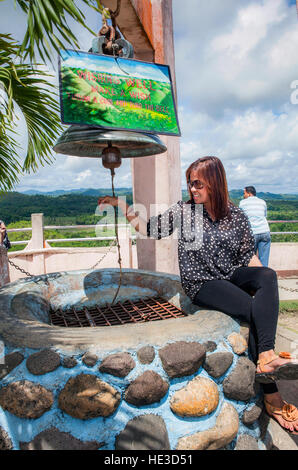 Als Tourist fällt Münzen in die wollen auch bei der Chocolate Hills Denkmal auf Bohol Island, Philippinen. Stockfoto