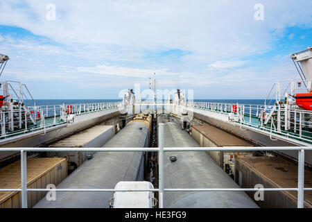 Zug auf den Frachter auf dem Meer geladen Stockfoto