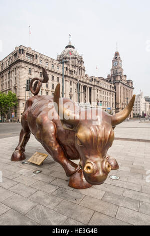 Der Bund Stier vor dem Shanghai Pudong Development Bank und Zollhaus am Bund, Shanghai, China. Stockfoto