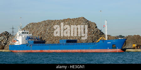 MV Auriga festgemacht an Southampton Docks auf einer Ladung von Altmetall. Stockfoto