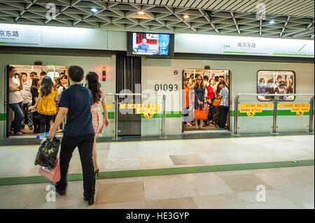 Pendler in unterirdische Metro u-Bahn stoppen Station Plattform Shanghai, China. Stockfoto