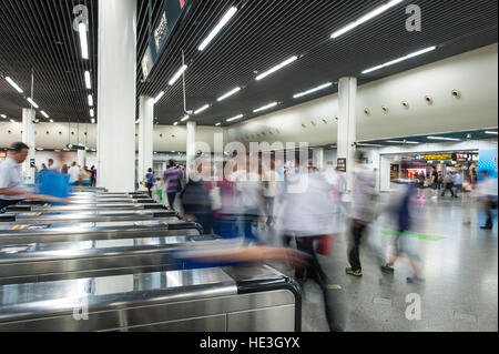 Pendler in unterirdische Metro u-Bahn stop Bahnhof Eingang Shanghai, China. Stockfoto