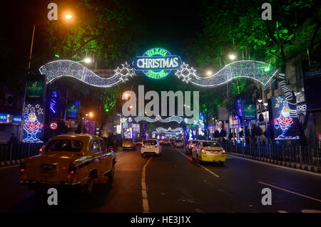 Kolkata, Indien. 16. Dezember 2016. Parkstraße dekoriert mit bunten Lichtern anläßlich des Weihnachtsfest. West-Bengalen Chief Minister Mamata Banerjee eingeweiht Weihnachtsfestival von Tourismus-Abteilung organisiert mit Unterstützung der Kolkata Polizei auf Parkstraße? s Alen Park in Anwesenheit von Erzbischof von Calcutta Thoma D? Souza Delegierte und andere Würdenträger. © Saikat Paul/Pacific Press/Alamy Live-Nachrichten Stockfoto